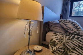 Flat near J10 of M1 & Airport - Travellers choice!